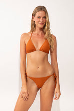 Load image into Gallery viewer, Model Front: Rio De Sol Top Top Ferrugo Tri-Inv