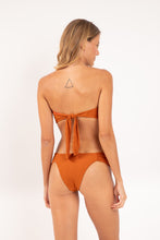 Load image into Gallery viewer, Model Back: Rio De Sol Top Top Ferrugo Mavi