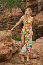 Load image into Gallery viewer, Image 11: Rio De Sol Set Set Garden-City Bandeau-Reto Hotpant-Cos