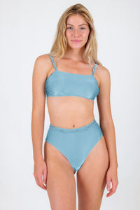 Model Front: Rio De Sol Set Set Mirante Bandeau-Reto Hotpants